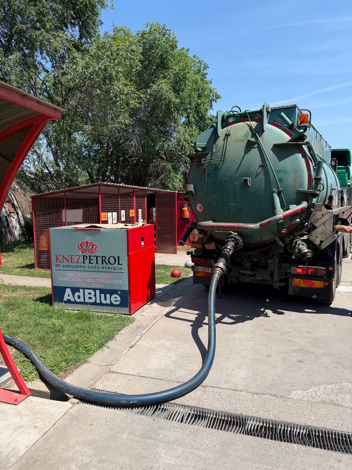 Pražnjenje separatora vakuum cisternom na stanici za gorivo