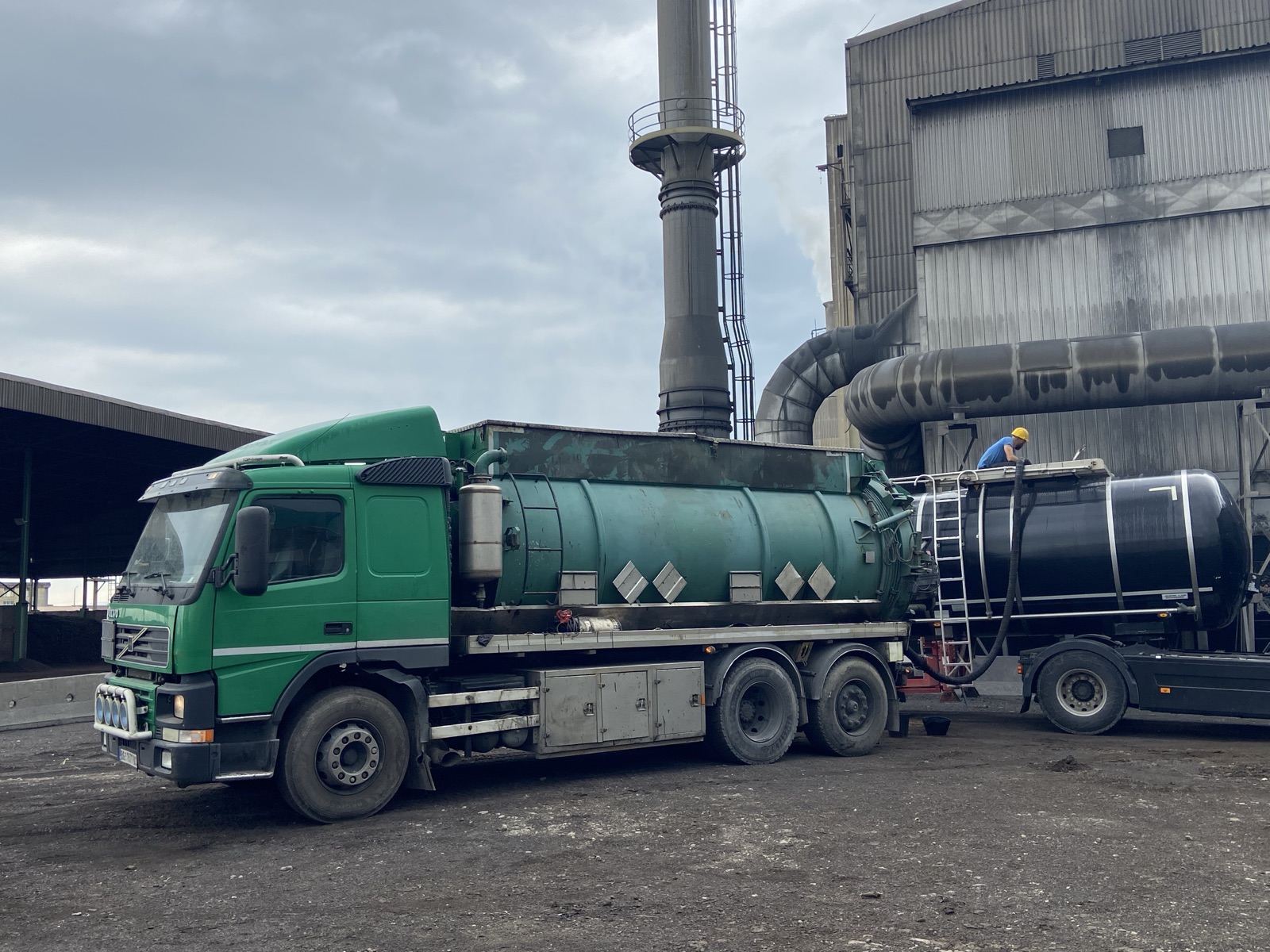 Vakuum cisterna pretače opasni otpad u industrijskom postrojenju